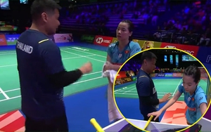 CĐV Thái Lan ngỡ ngàng, đặt câu hỏi khi thấy HLV nước mình xuống sân giúp đỡ ‘hot girl' cầu lông Việt Nam