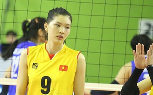 Phụ công bóng chuyền Việt Nam nổi tiếng vì khuôn mặt 'rất ít cười' trên sân đấu