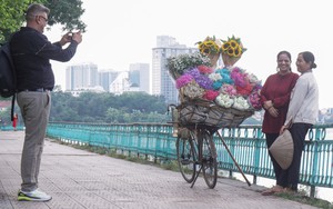 Cuộc đời sau ống kính: Hai phút đẹp đẽ của bà bán hoa rong