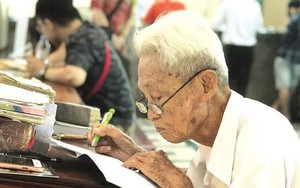 Vĩnh biệt cụ ông viết thư tay thuê cuối cùng ở Bưu điện TP.HCM, yêu nghề đến phút cuối cùng