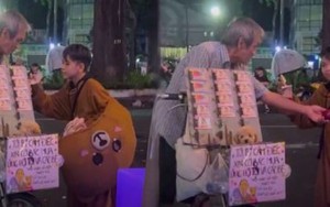 Cậu bé bán kẹo mua vé số ủng hộ cụ già câm điếc, bản thân dù đói cũng muốn giúp người