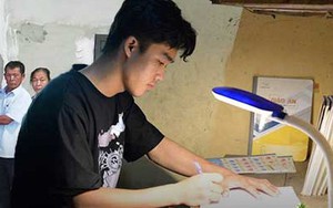 Tình làng nghĩa xóm: Cuộc họp khẩn trong đêm góp gần 100 triệu đồng giúp nam sinh nghèo vào đại học