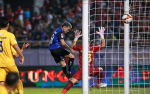 HLV Vũ Tiến Thành phàn nàn vì thiếu VAR 