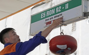 Giá xăng tăng hơn 400 đồng/lít từ 15 giờ chiều nay