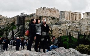 Số lượng du khách tới Hy Lạp cao kỷ lục bất chấp nắng nóng và hỏa hoạn