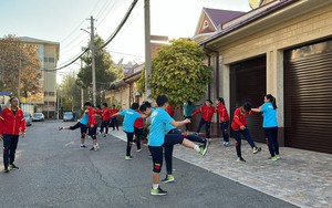 Huỳnh Như hội quân cùng đội tuyển nữ Việt Nam, cùng HLV Mai Đức Chung dự họp báo