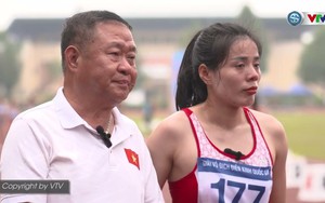 ‘Nữ hoàng điền kinh’ Việt Nam khóc nghẹn, ôm lấy HLV sau khi từ giã sự nghiệp với kỷ lục huy chương vàng lừng lẫy