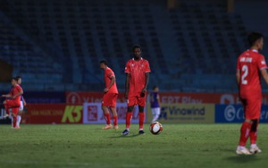 Trận Hà Nội vs Hải Phòng tạm ngừng vì sự cố hi hữu, cầu thủ tranh thủ 'đá ma' chờ đợi