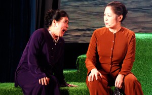 'Bông cánh cò' gây xúc động cả trên sàn diễn và sau cánh gà