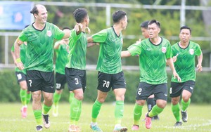 Huỳnh Kesley 42 tuổi vẫn tỏa sáng trên sân cỏ Việt Nam