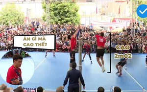 VĐV bóng chuyền cao hơn 2 mét nhận ngay gần chục triệu đồng chỉ sau một cú đánh bóng ở giải hội làng