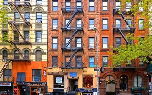 Cầu thang thoát hiểm ngoài trời – Quy định 'sống còn' của các tòa nhà chung cư ở New York 