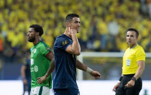 Ronaldo bị chỉ trích 'sở hữu giải đấu' khi đòi thay... trọng tài 