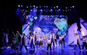 Khán giả xúc động khi xem vở nhạc kịch 'Viên đá ngũ sắc'
