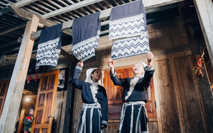 “Sáp ong – Sắc chàm” - Trải nghiệm độc đáo về nghệ thuật vẽ sáp ong trên vải