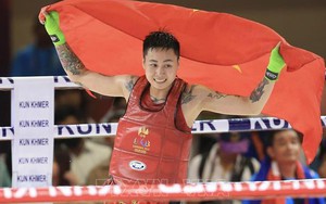 Được mệnh danh là 'Độc cô cầu bại' như Nguyễn Trần Duy Nhất, nữ võ sĩ Việt Nam cố tình không knock-out đối thủ Campuchia nhưng vẫn đoạt HCV