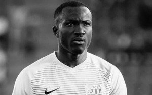 Thêm một cầu thủ qua đời ngay trên sân bóng