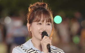 Bà xã Trấn Thành ra mắt bài hát mới trong show truyền hình về du lịch của Hàn Quốc