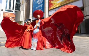 NTK Thạch Linh trình diễn áo dài hình bản đồ Việt Nam ở  Trung Quốc