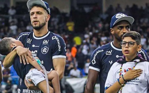 Xúc động bức ảnh làm lay động trái tim hàng triệu người yêu bóng đá trên thế giới