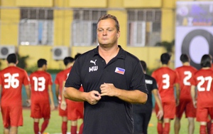 HLV Philippines chỉ đạo từ khán đài vẫn giúp đội nhà thắng ĐT Việt Nam tại giải đấu lớn nhờ sự thay đổi người hiệu quả