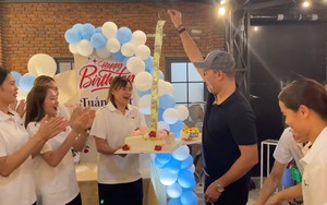 HLV Nguyễn Tuấn Kiệt được học trò tặng quà cực kỳ bất ngờ vào sinh nhật