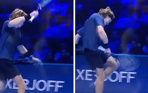 Thua Carlos Alcaraz ở ATP Finals, Rublev đập vợt đến chảy máu đầu gối