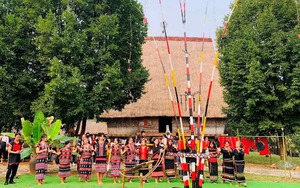 Thưởng  ngoạn những cây Nêu đặc biệt của văn hóa vùng cao tại Hà Nội