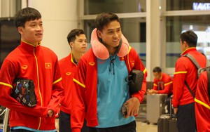 Chùm ảnh: Đội tuyển Việt Nam hối hả về nước sau trận thắng Philippines