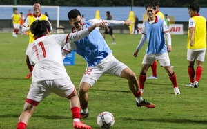 HLV Troussier cùng học trò gấp rút tập luyện, đợi đối thủ Iraq