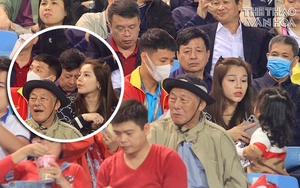 Bùi Tiến Dũng thể hiện tình cảm với gia đình trên khán đài sau khi bị loại khỏi trận gặp Iraq