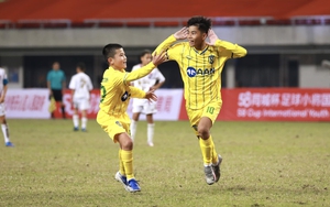 Sao nhí SLNA lập siêu phẩm vào lưới đội bóng châu Âu ở giải quốc tế