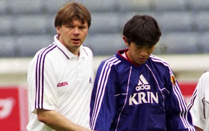 Trước Hoàng Đức, HLV Troussier có quyết định gây tranh cãi khi gạt bỏ 'vua sút phạt' Nhật Bản sau trận thua 0-5