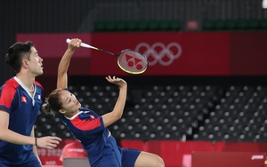Hiếm có trong thế giới cầu lông, nữ VĐV 2 lần đập cầu ở tư thế... nằm