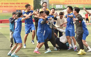 Vietnam Airlines lần đầu tiên vô địch giải bóng đá tranh Cúp Báo Đại biểu Nhân dân