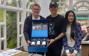 HLV Troussier tặng món quà đặc biệt gì cho Văn Hậu trong đám cưới?