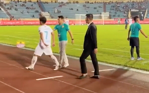 Hồng Duy phản ứng khó hiểu khi bị HLV Nam Định rút ra khỏi sân