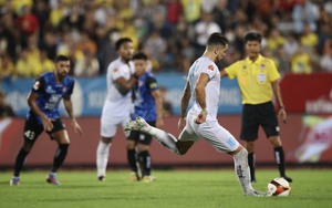 Nam Định bay cao tại V-League trên đôi chân cựu sao Barcelona