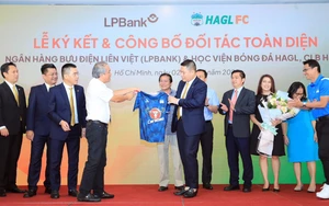 HAGL, Hà Nội FC cởi 'chiếc áo' rộng ở V-League