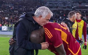 Lukaku bật khóc trong vòng tay Mourinho sau bàn thắng đầy cảm xúc