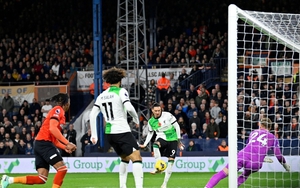 Darwin Nunez bỏ lỡ khó tin từ cự ly 3m, Salah ôm đầu bất lực, fan chán nản