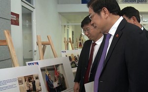 Trưởng Ban Nội chính Trung ương tham quan trưng bày ảnh của TTXVN về quan hệ Việt Nam - Venezuela