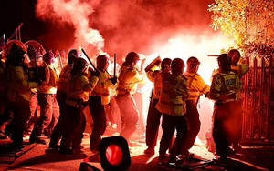 Bị cắt giảm vé trận gặp Aston Villa, CĐV Ba Lan gây rối, đốt pháo sáng khiến 3 cảnh sát bị thương