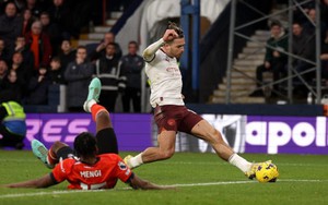 Ghi 2 bàn trong 4 phút, Man City ngược dòng kịch tính nhờ 'kép phụ'