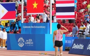 VĐV Việt Nam thực hiện màn chào cờ dù đang thi đấu khi nghe thấy Quốc ca vang lên, khiến khán giả rơi lệ