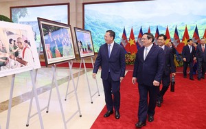 Thủ tướng Phạm Minh Chính và Thủ tướng Campuchia Samdech Hun Manet tham quan trưng bày ảnh của Thông tấn xã Việt Nam