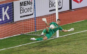 Thủ môn số 1 ĐT Việt Nam thể hiện uy lực trước đối thủ trên chấm 11m, luôn xứng đáng là chốt chặn đáng tin cậy