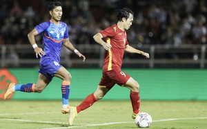 Đường chuyền điểm 10 từ Hùng Dũng giúp 'thần gió' của ĐT Việt Nam chấm dứt cơn khát bàn thắng kéo dài khó tin