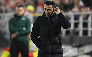 Xavi đối diện trát sa thải sau trận thua tại cúp C1, vừa bị đồng đội cũ chỉ trích, vừa không được sếp lớn nào chống lưng