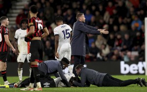 Cập nhật tình trạng ngôi sao Ngoại hạng Anh bị đột quỵ, trận đấu bị hoãn vô thời hạn